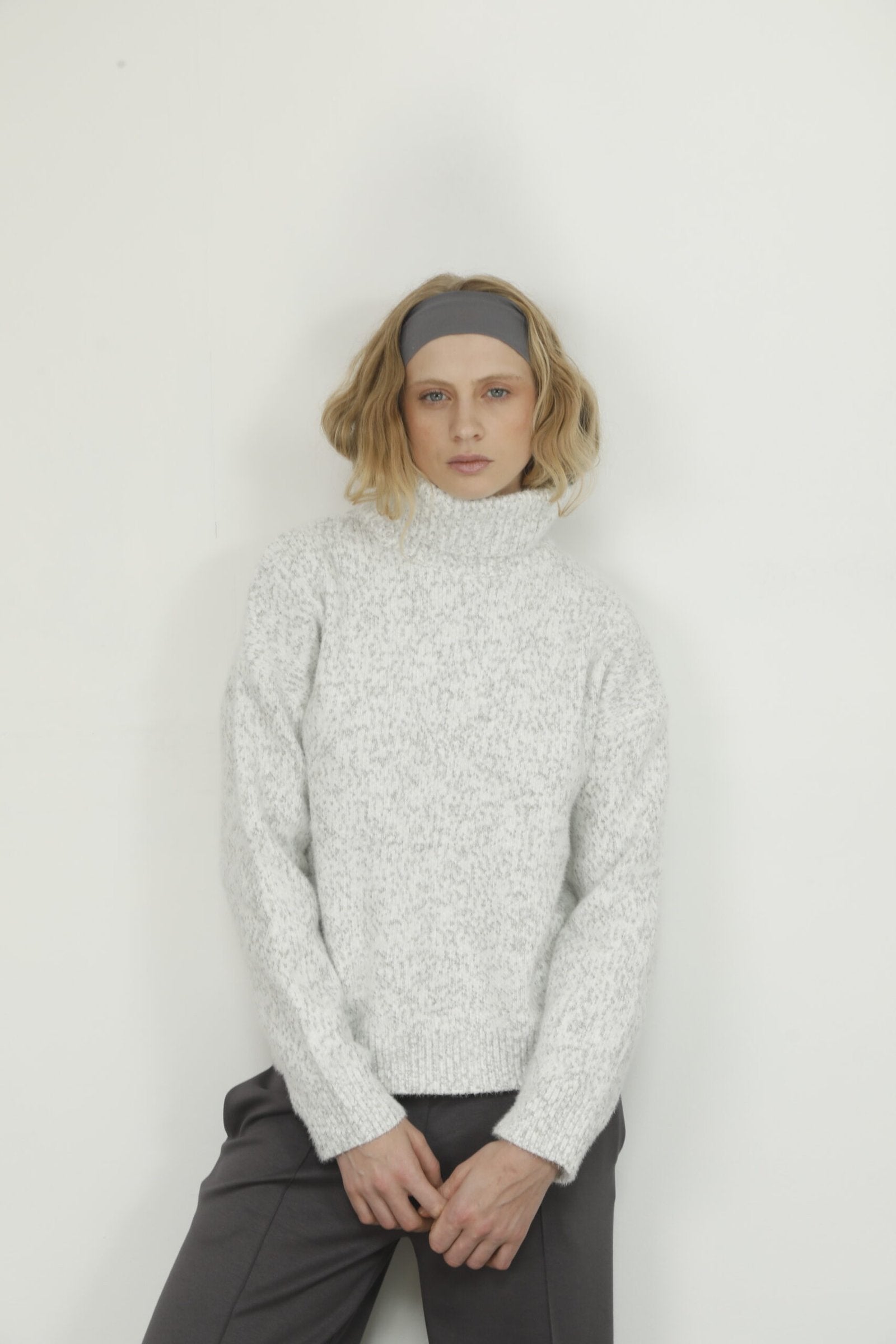 Sweater gris claro texturado con cuello alto y manga larga