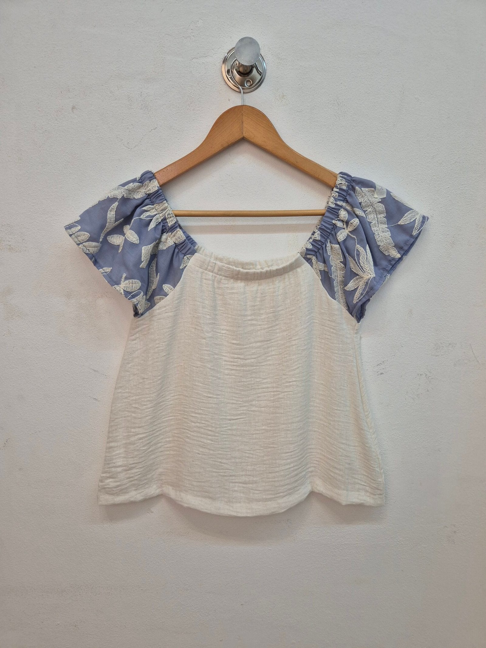 Blusa crema con mangas abullonadas azul marino estampadas