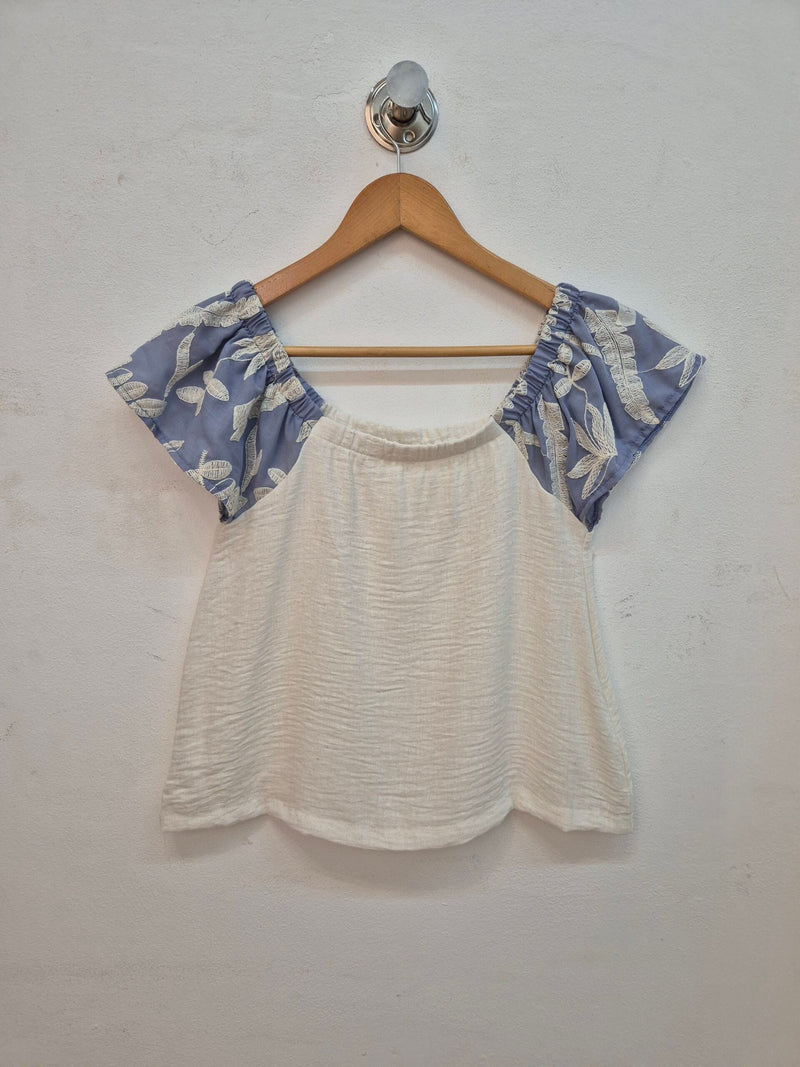 Blusa crema con mangas abullonadas azul marino estampadas