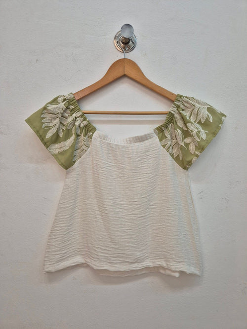 Blusa blanca de lino con mangas verde oliva estampadas