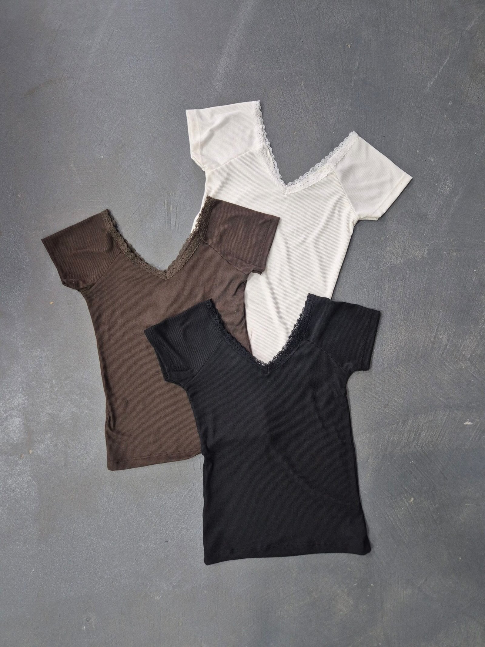 Remera acanalada de manga corta con escote en V y ribete de encaje