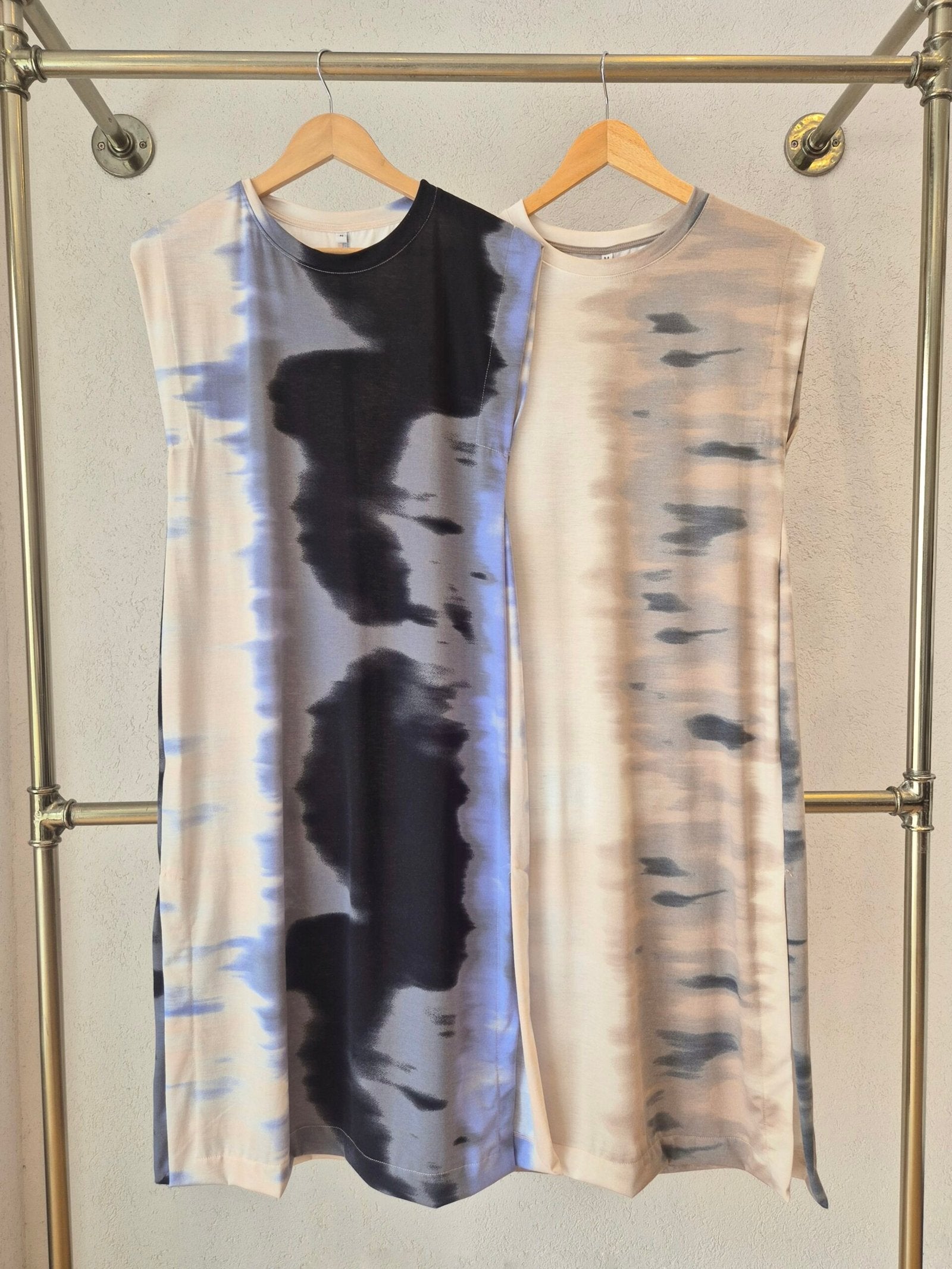 Vestido sin mangas estampado blanco con diseño abstrato en negro y azul
