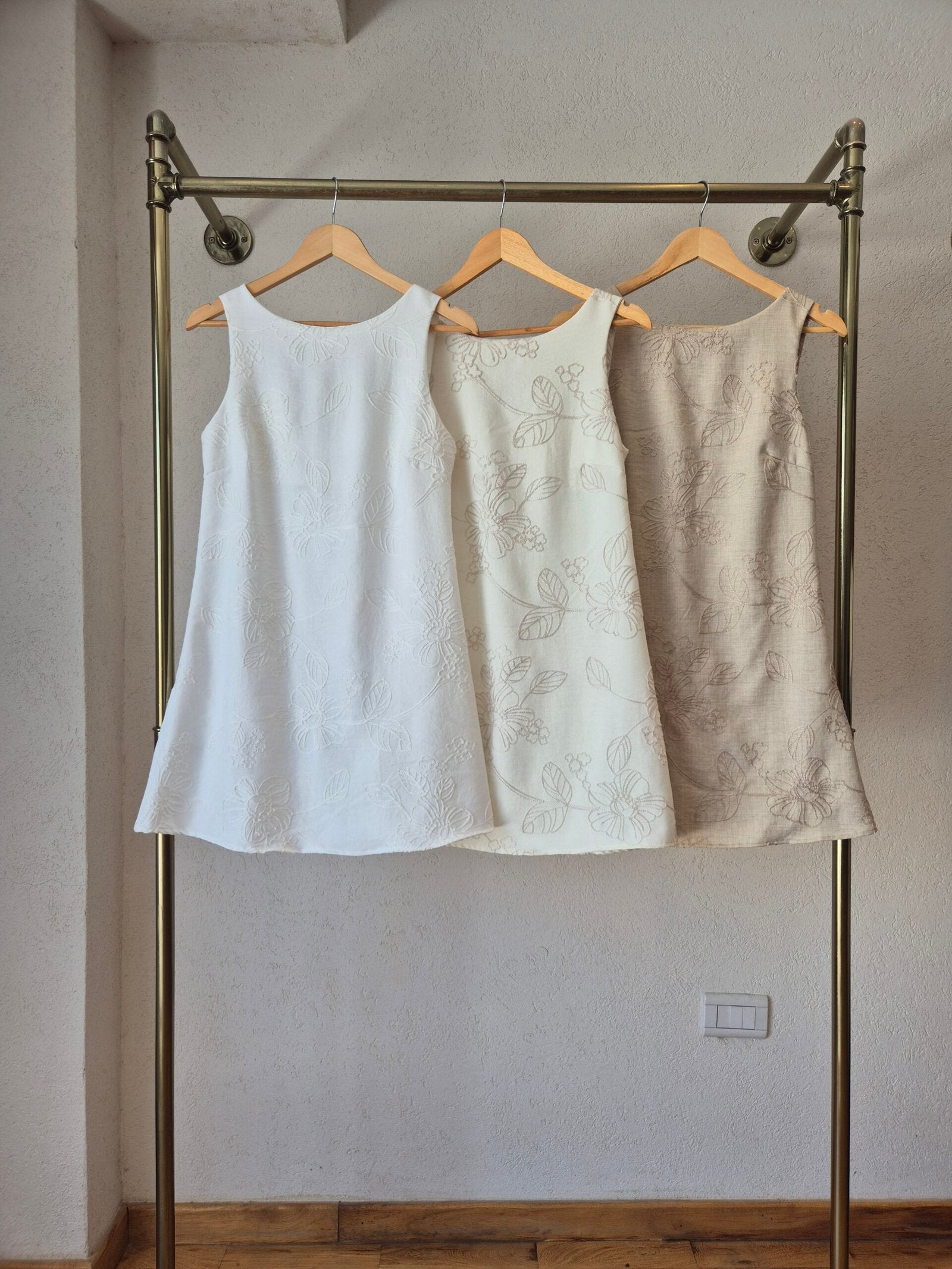 Vestido sin mangas blanco con textura floral en relieve