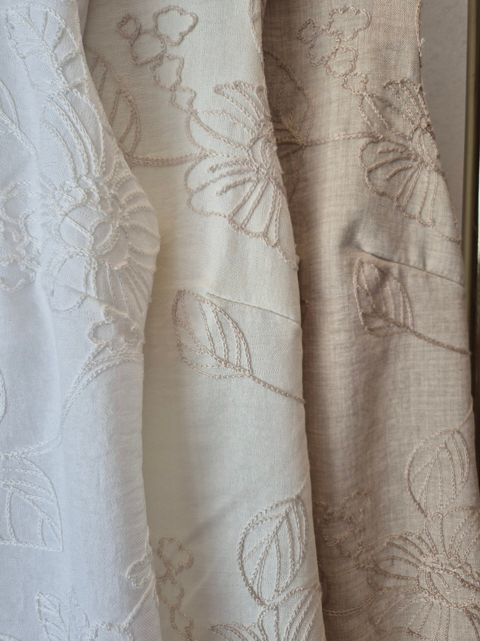 Vestido Paula beige con bordado de flores y hojas en tono crema