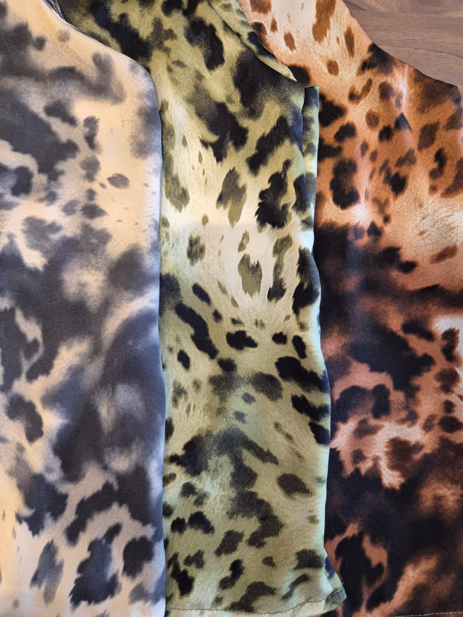 Musculosa estampado animal print en tonos beige y negro