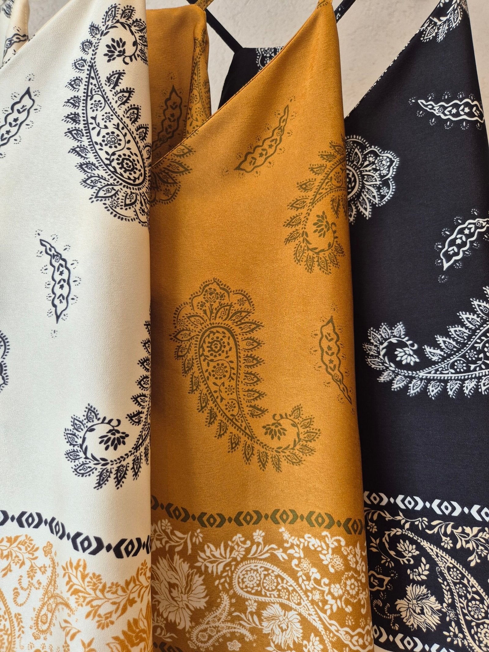Musculosa Silvia estampa mandala ocre con detalle floral