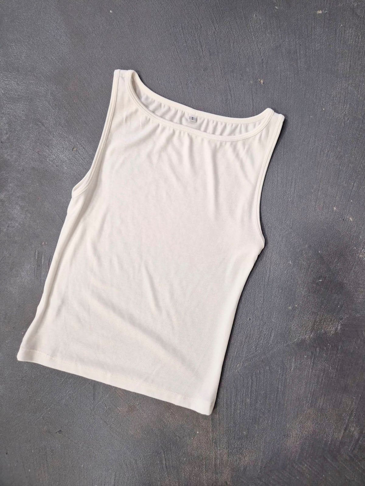 Musculosa blanca lisa de algodón con cuello redondo