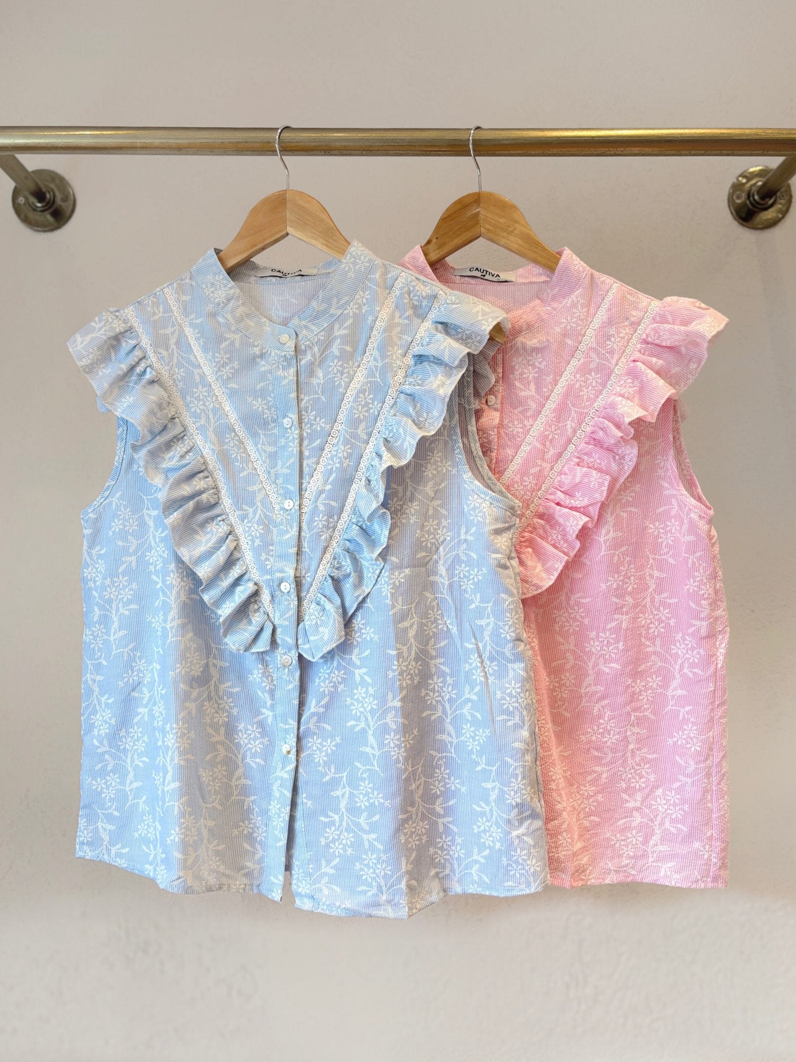 Blusa sin mangas con volados, estampado floral y botones delanteros