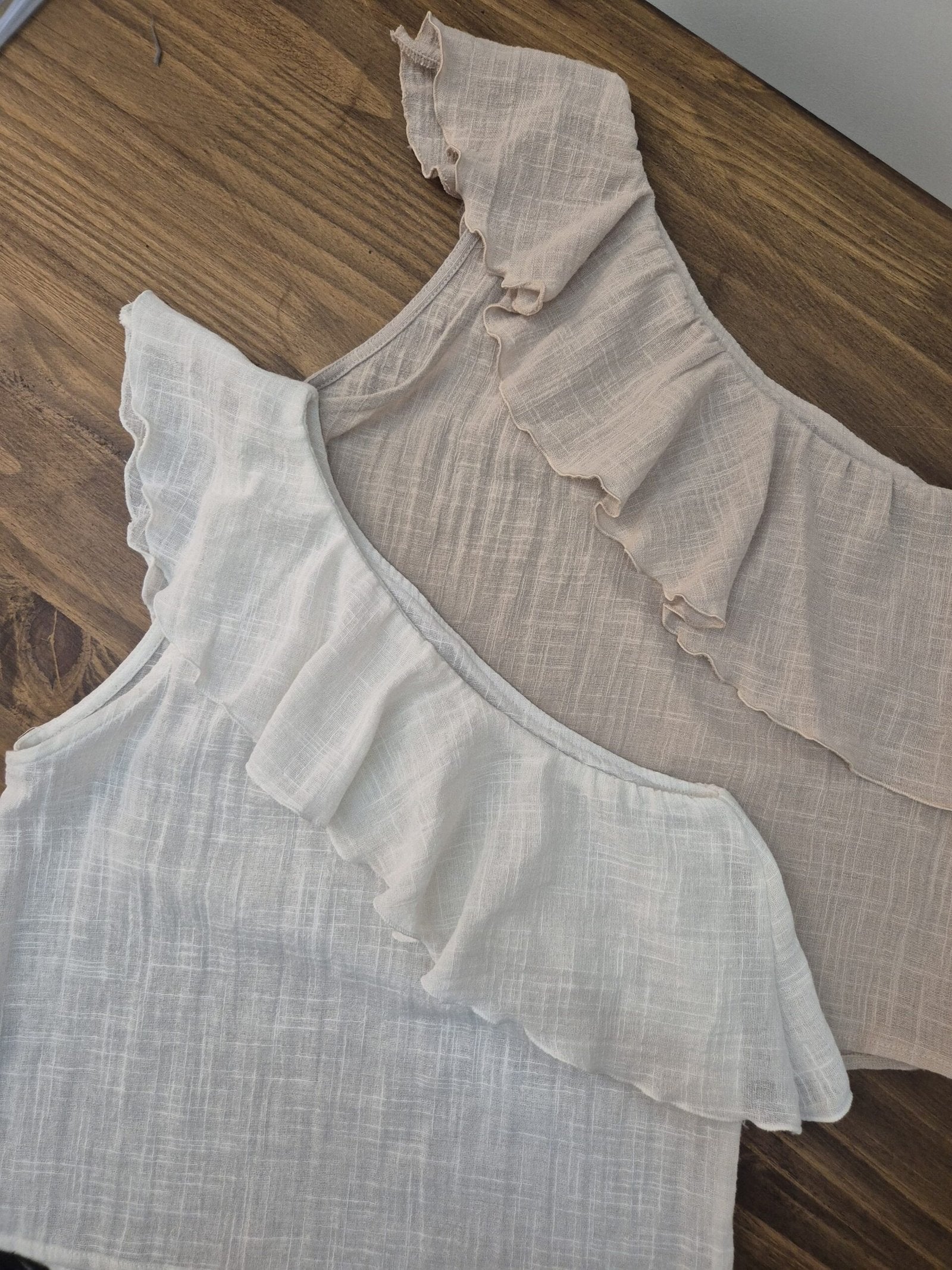 Musculosa blanca de lino con volados en escote y mangas