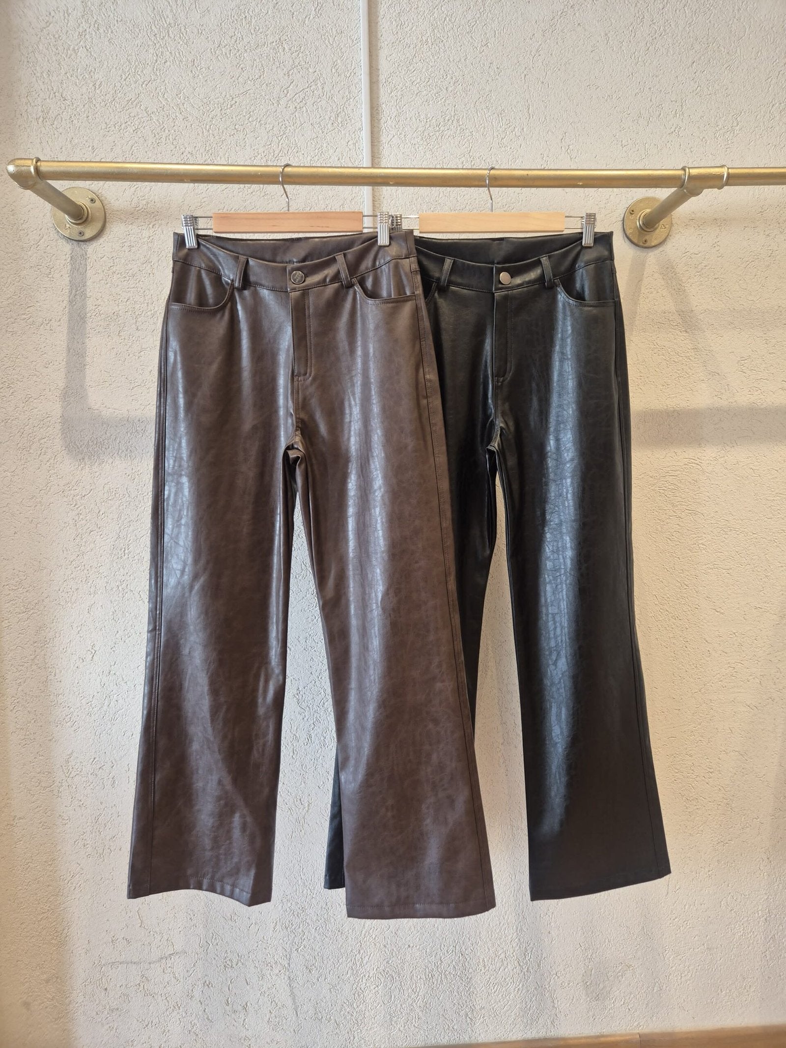 Pantalón de cuero marrón y negro con cintura alta y pierna recta
