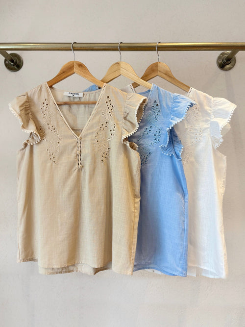 Blusa de lino con escote V, manga corta fruncida y detalles de broderie