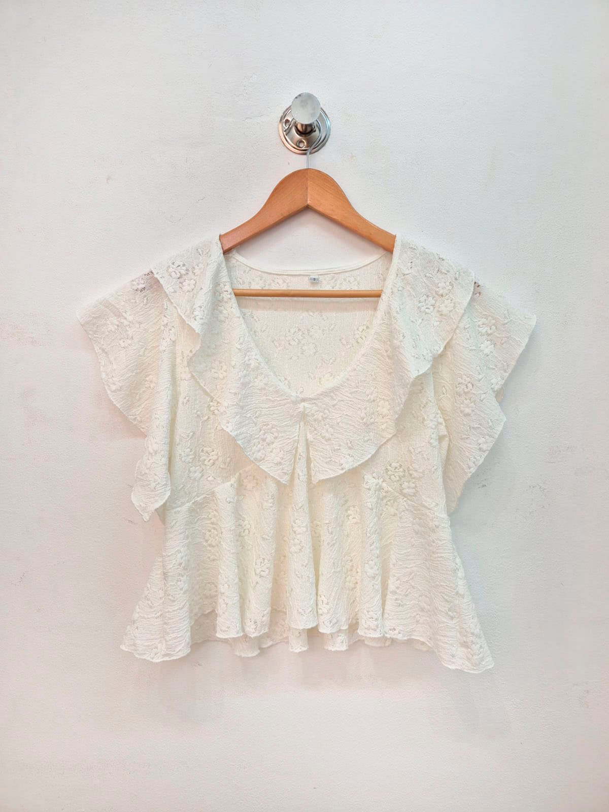 Blusa blanca de encaje con cuello de volante y manga corta