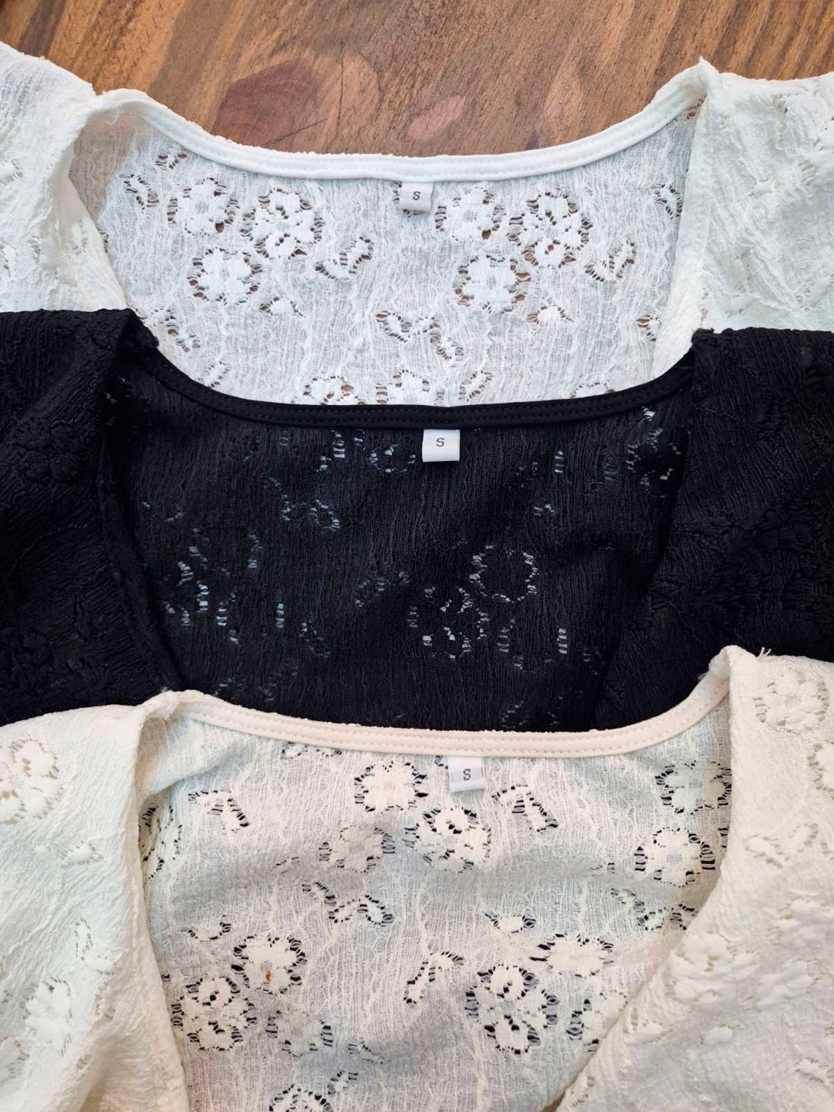 Blusa con encaje perforado en blanco, negro y beige