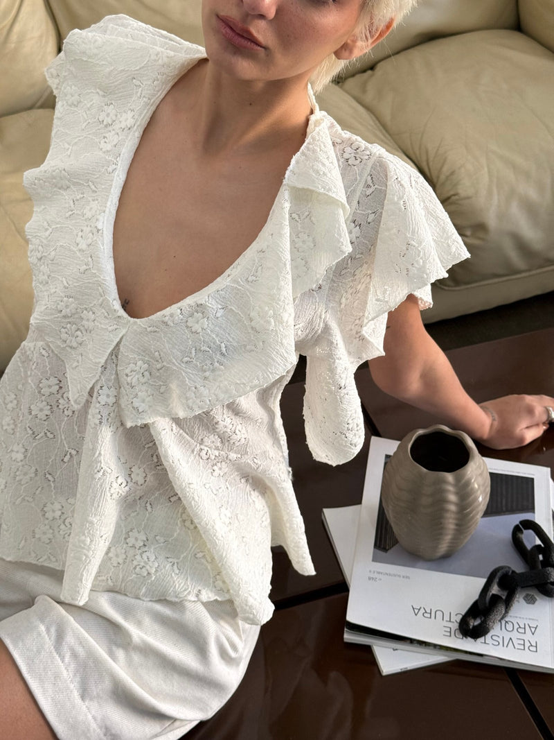 Blusa blanca de encaje con volante en escote y manga corta