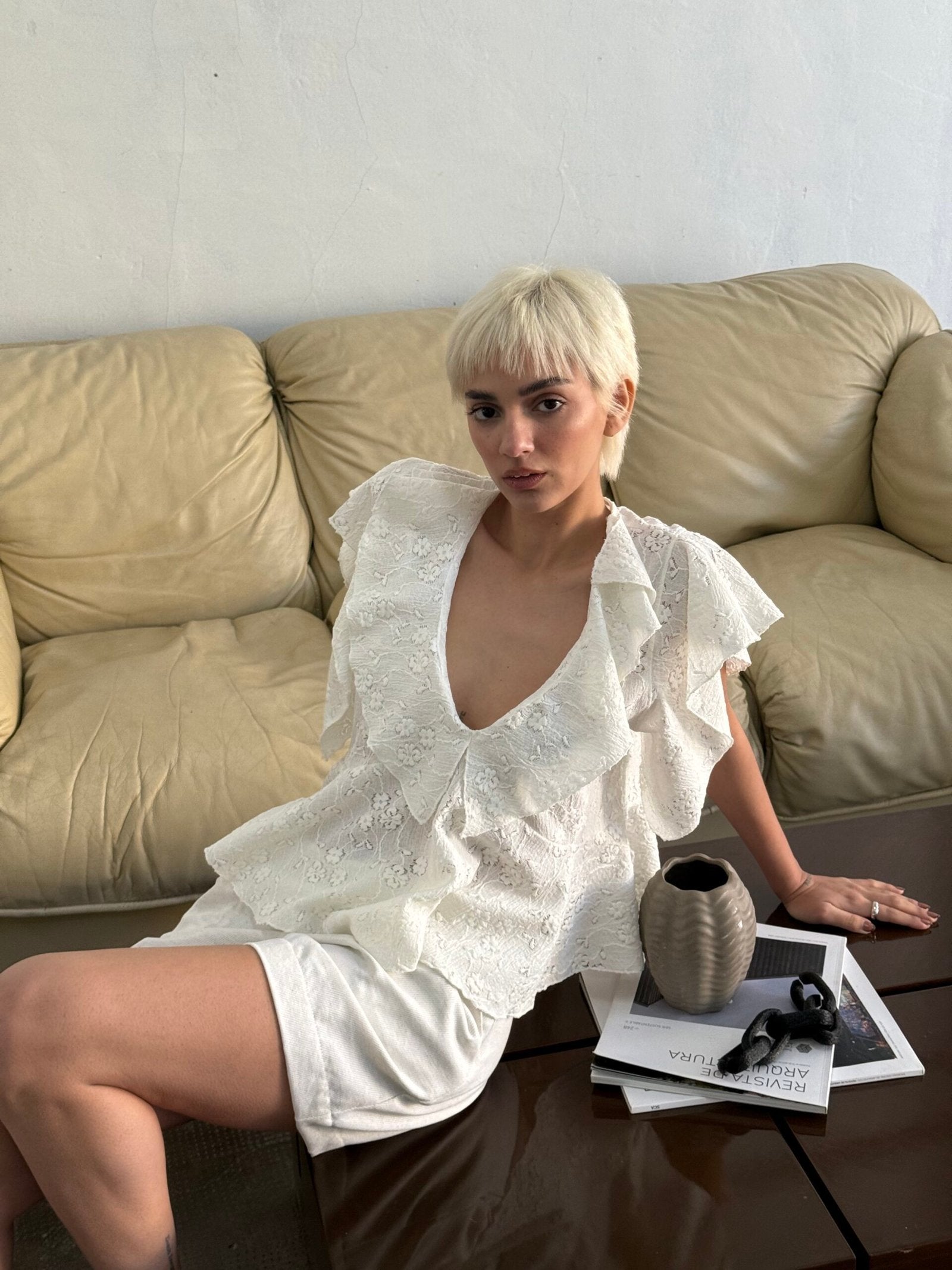 Blusa blanca de encaje con escote V y mangas cortas voladas