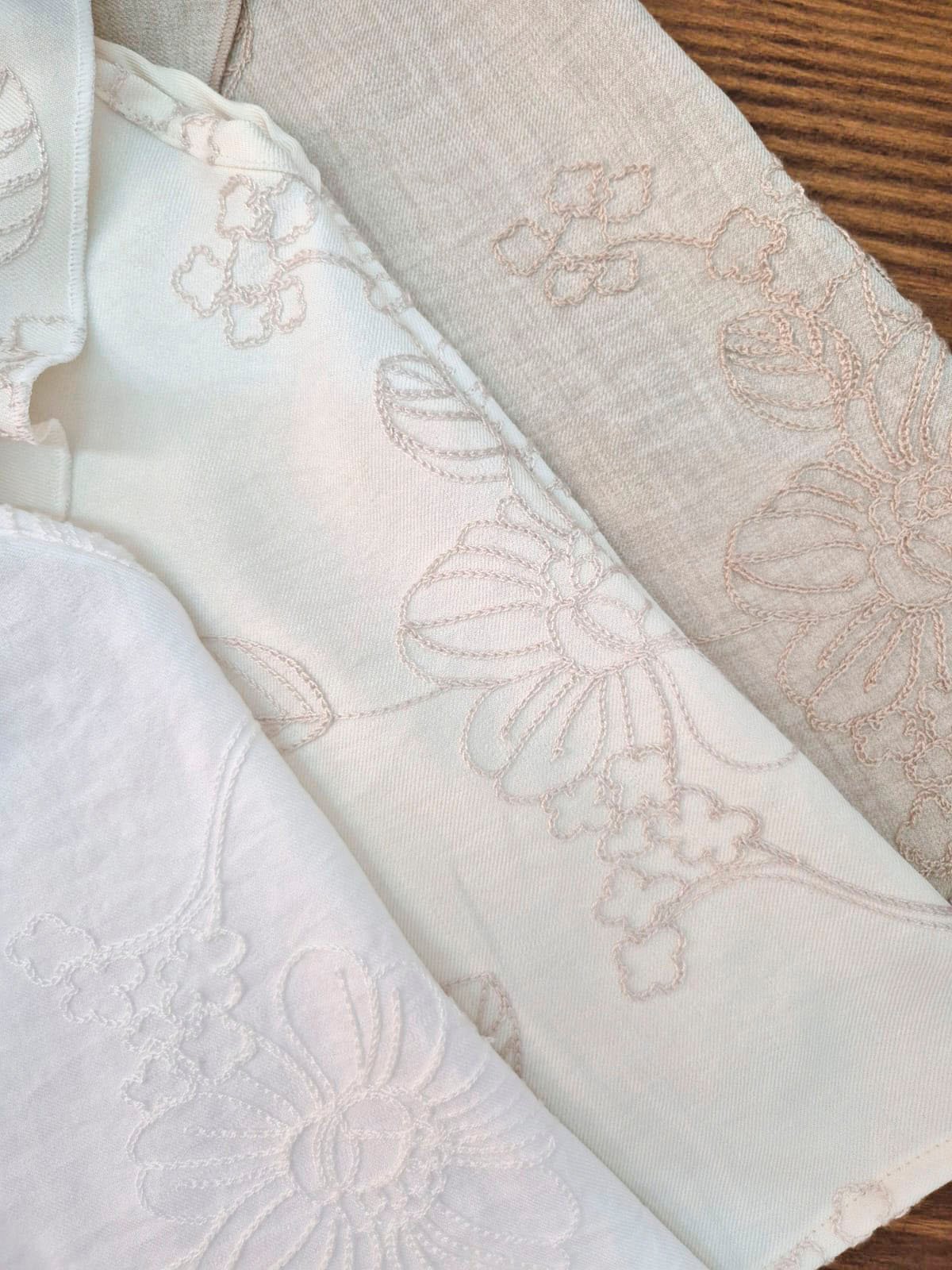 Blusa Carlota de algodón con bordado floral en tonos neutros