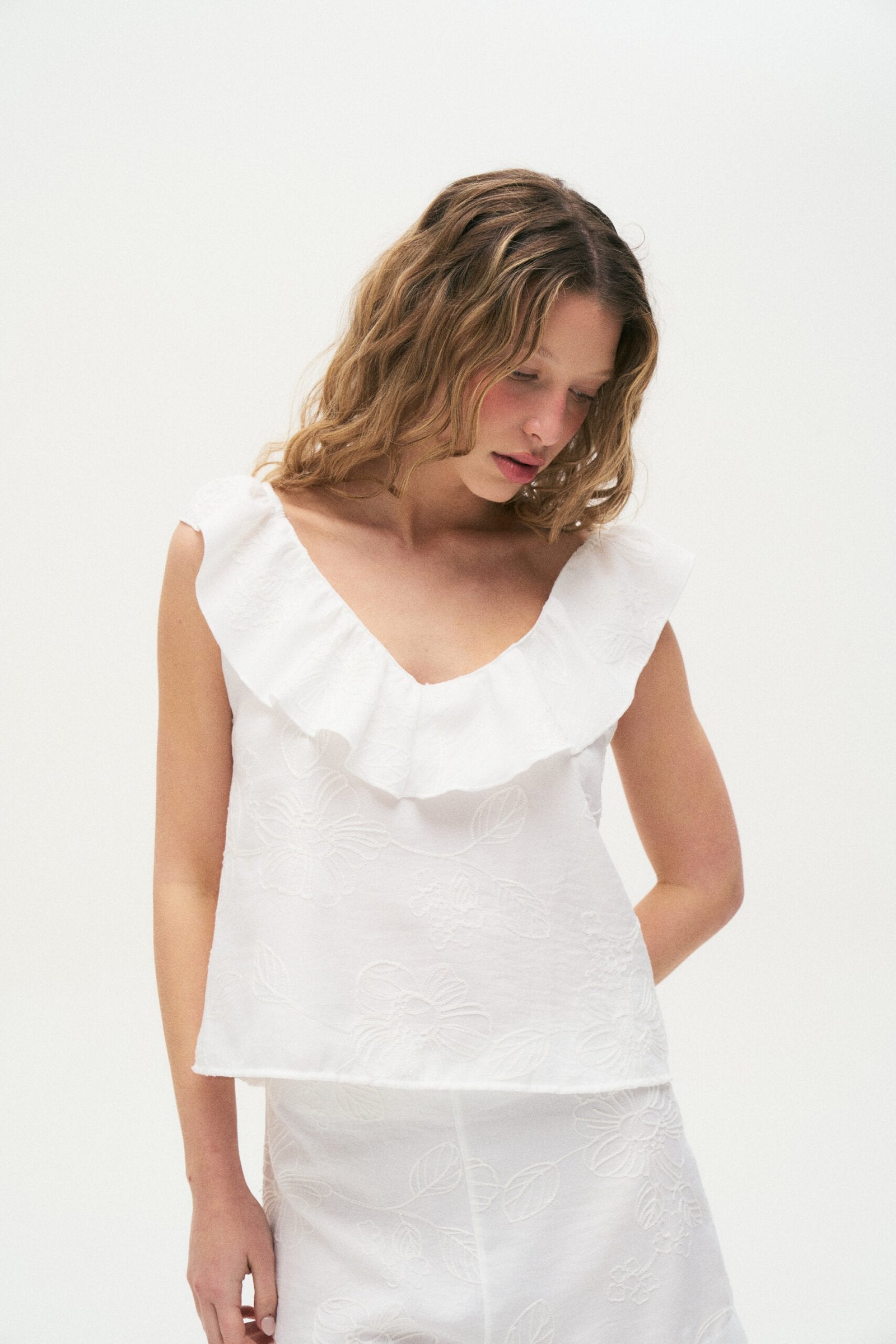Blusa blanca con volado en escote y manga corta