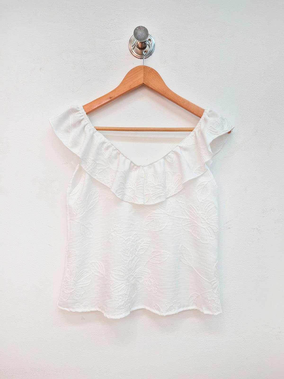 Blusa blanca con volado en escote y textura bordada