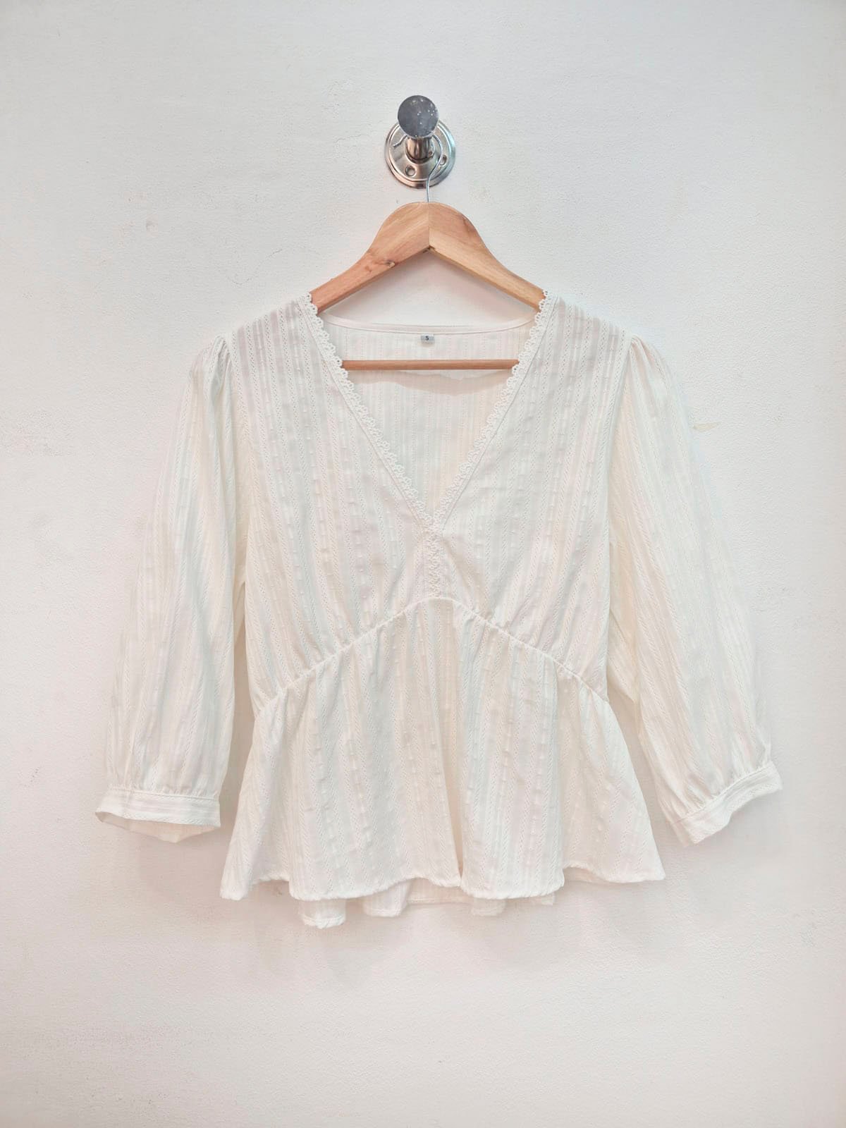 Blusa blanca de algodón con escote V y manga tres cuartos