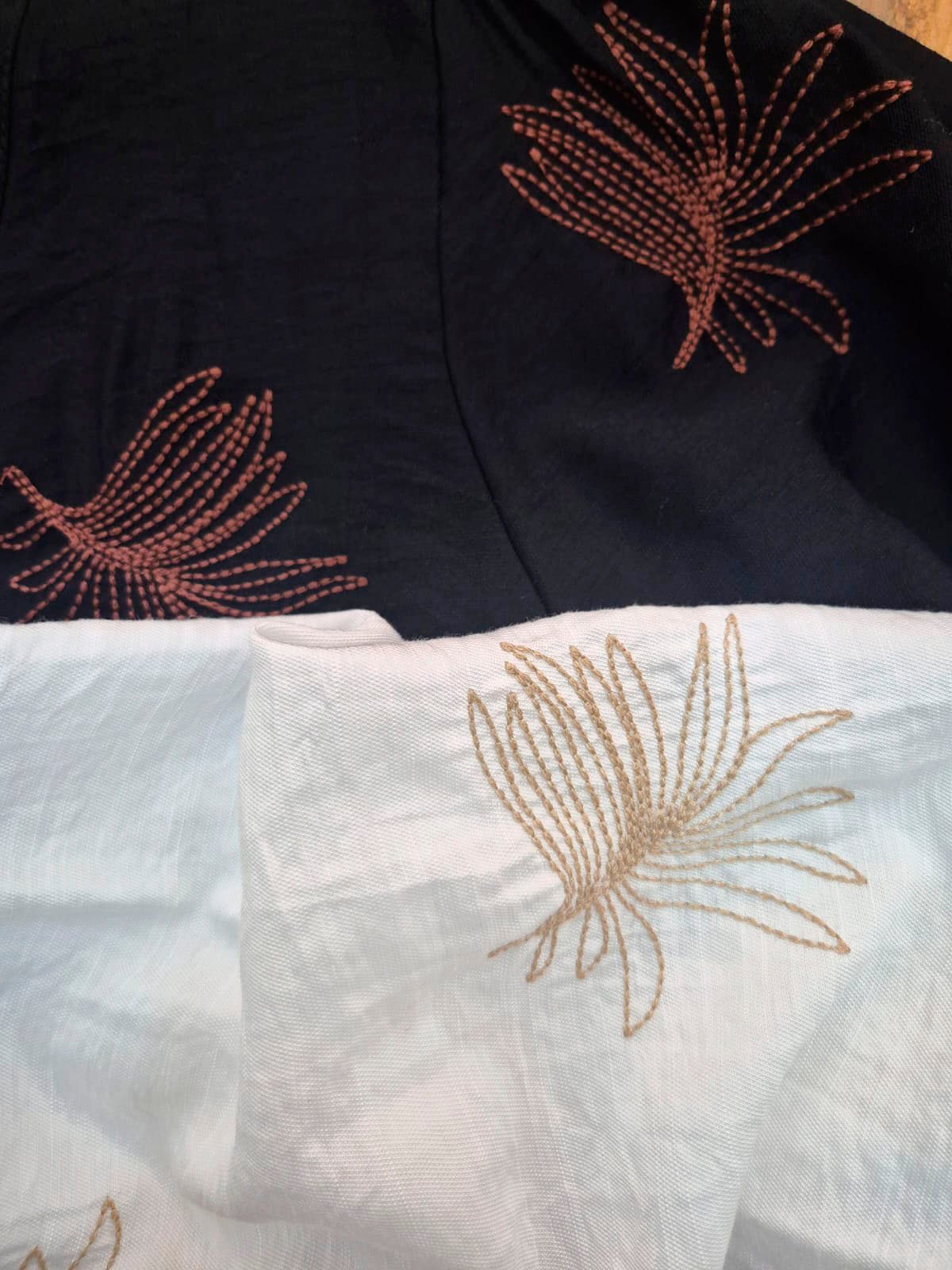 Blusa blanca con bordado floral dorado en pecho