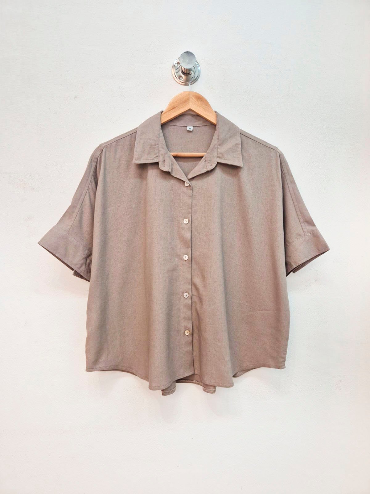 Camisa beige oversize de manga corta y cuello solapa