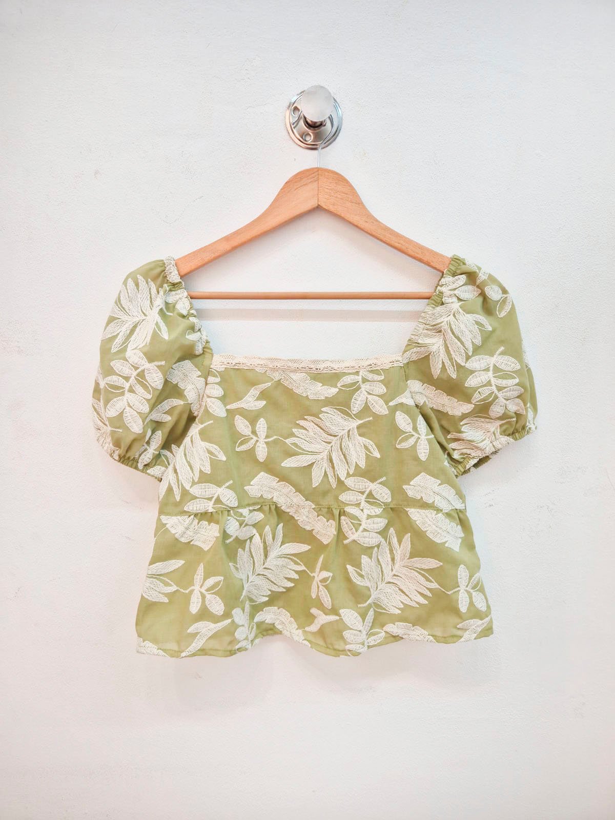 Blusa verde oliva con estampado floral blanco y manga puff corta