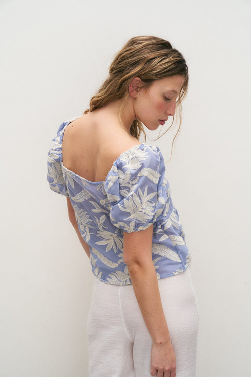 Blusa azul estampado floral crema con escote bardero y manga corta