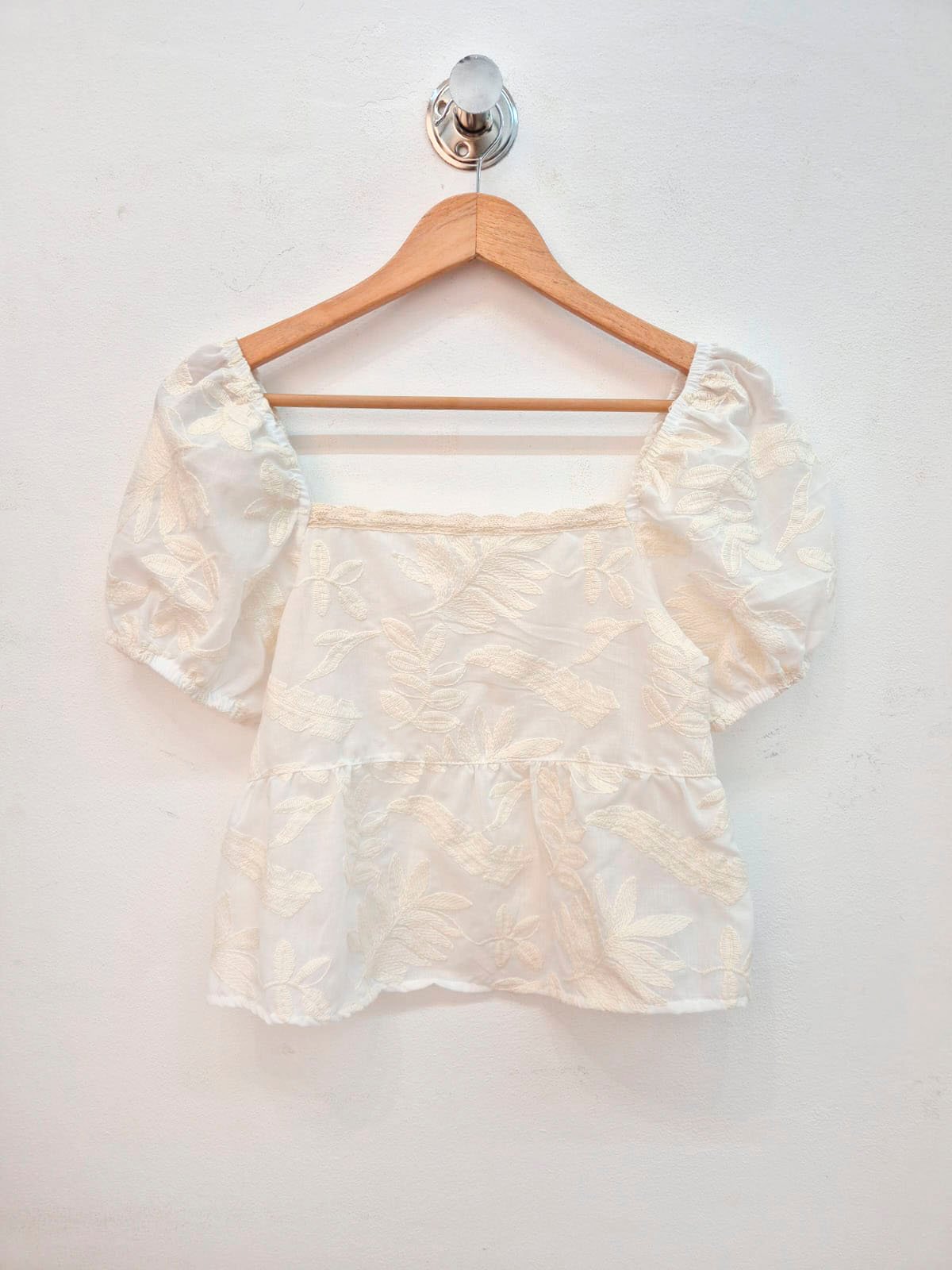 Blusa blanca con escote cuadrado y manga abullonada corta