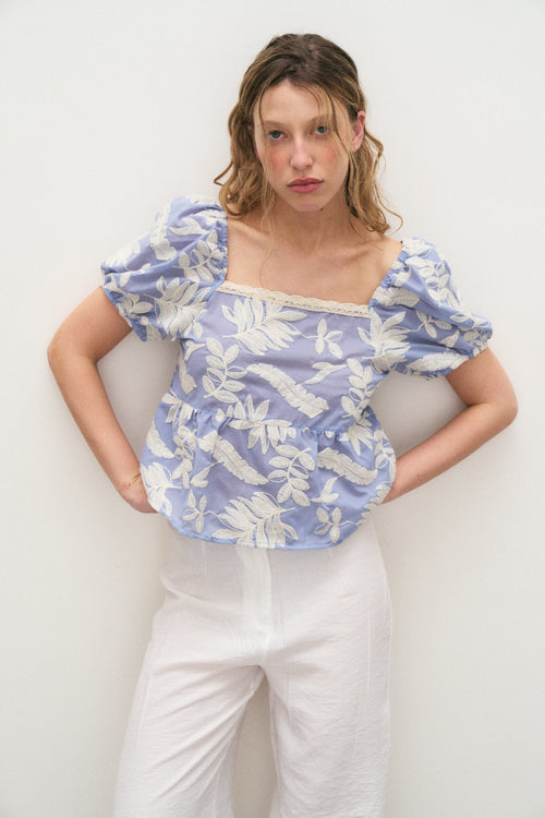 Blusa Laila lavanda con estampado floral blanco y mangas puff cortas