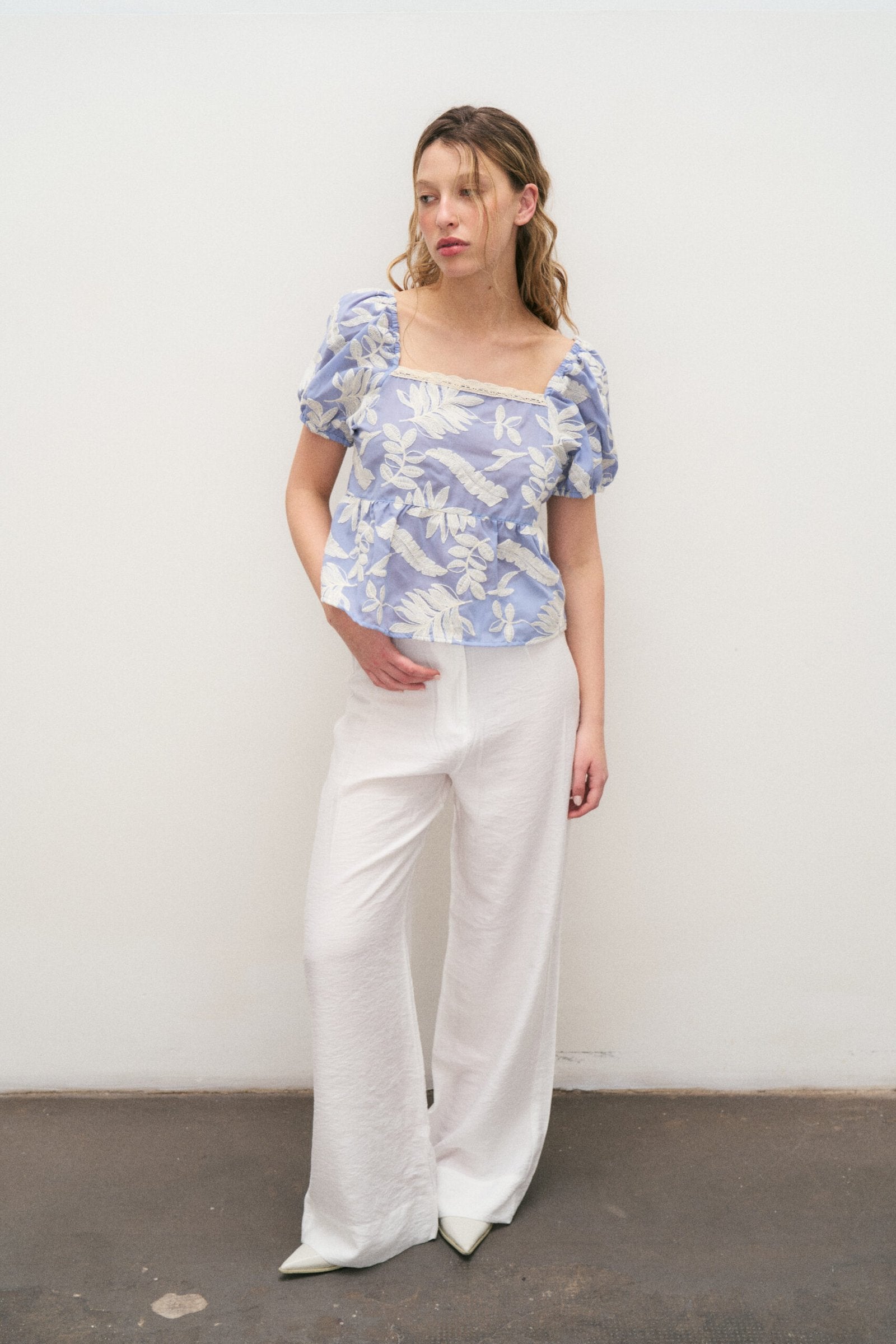 Blusa estampada floral lila con escote cuadrado y manga corta