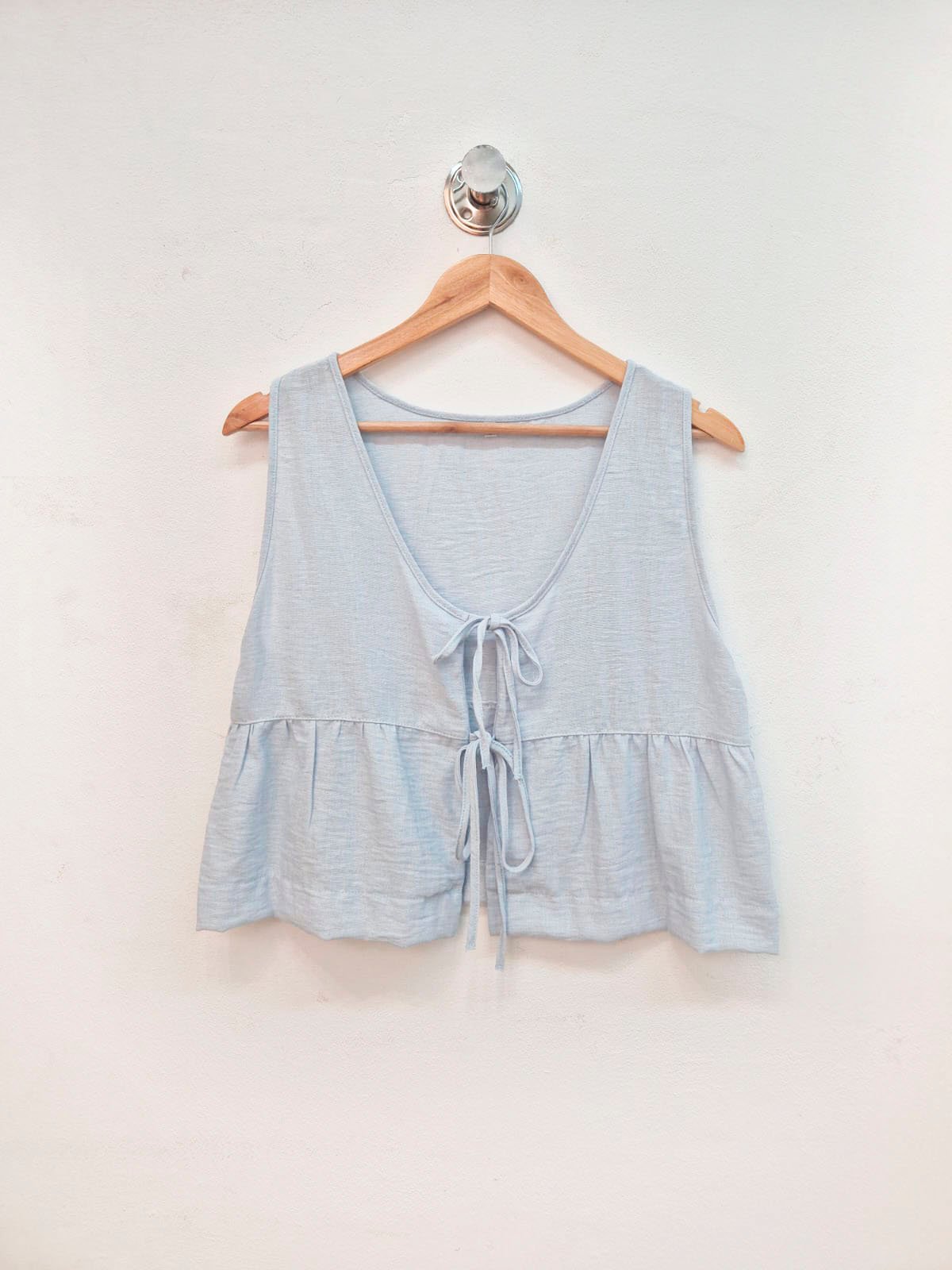 Remera azul cielo sin manga con escote en V y lazos delanteros