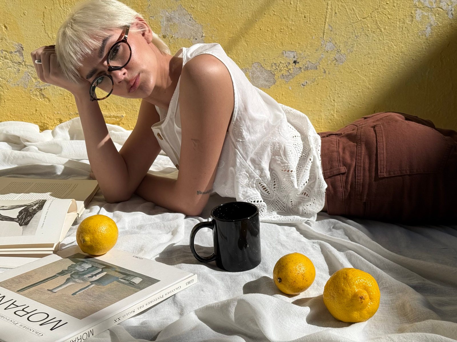 Blusa blanca de algodón con calado y escote en V sin mangas