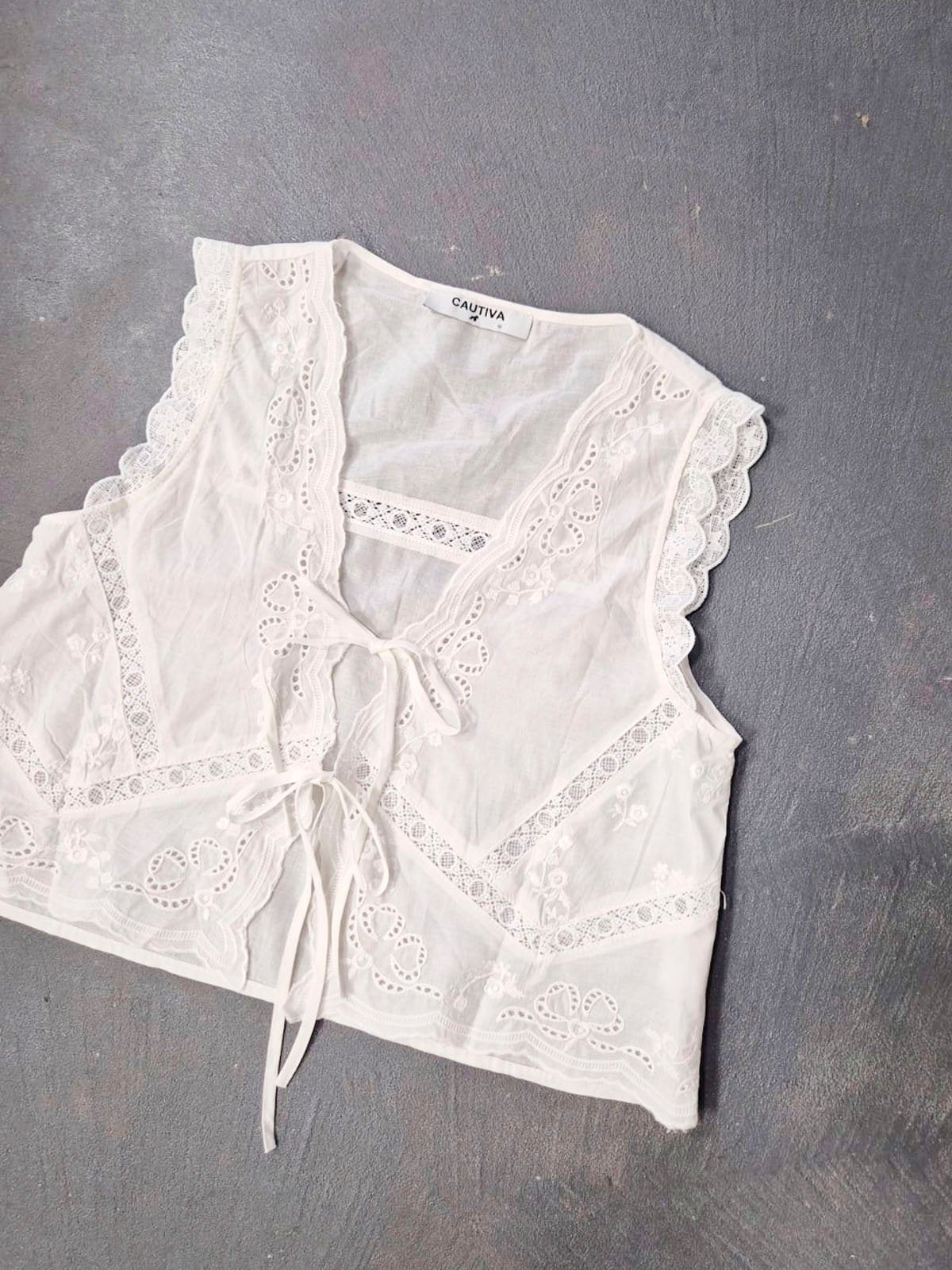 Blusa blanca de algodón con escote cuadrado y encaje eyelet