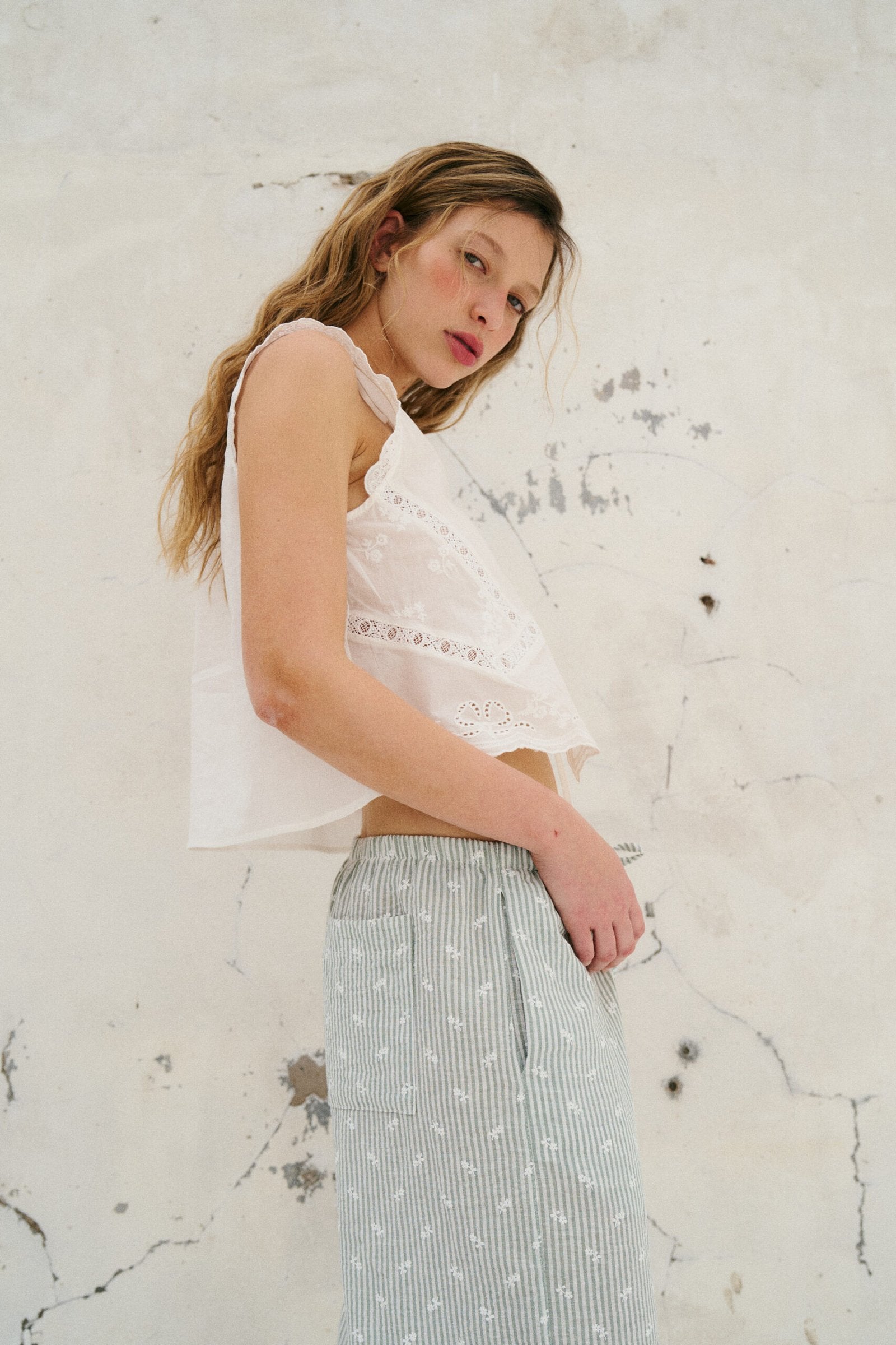 Blusa blanca de algodón con encaje y manga sisa