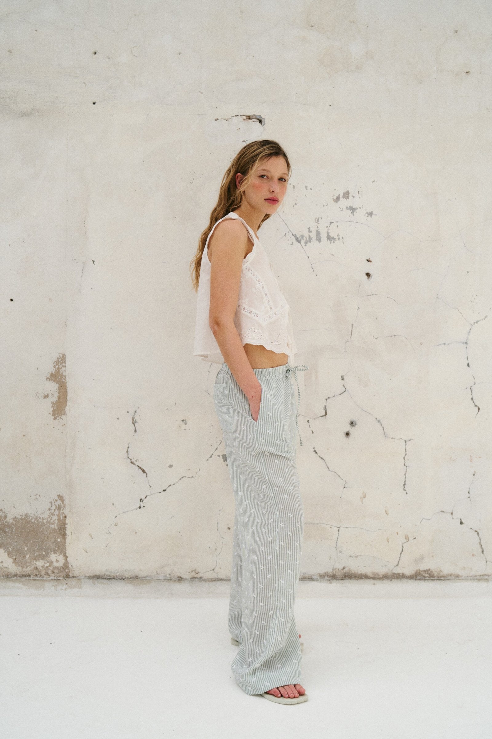 Blusa blanca sin mangas de algodón con calados y escote redondo