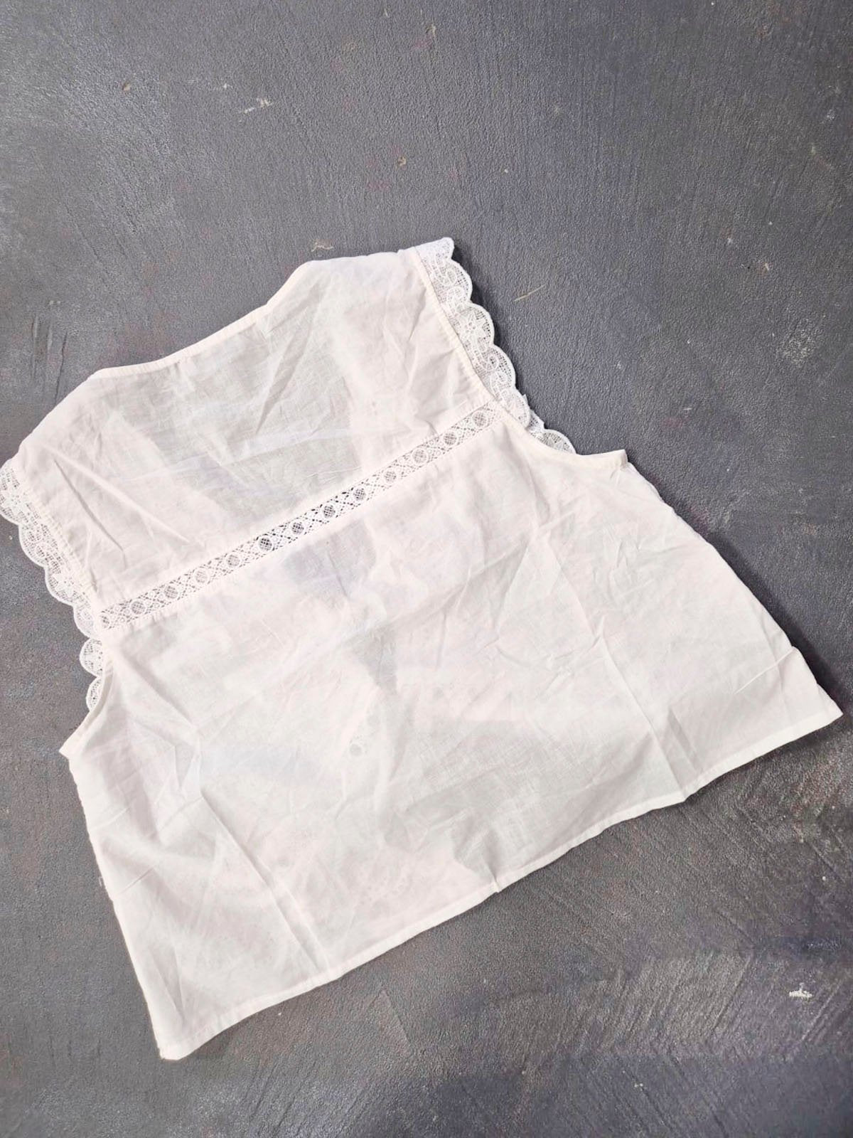 Blusa blanca de lino con encaje en escote y mangas