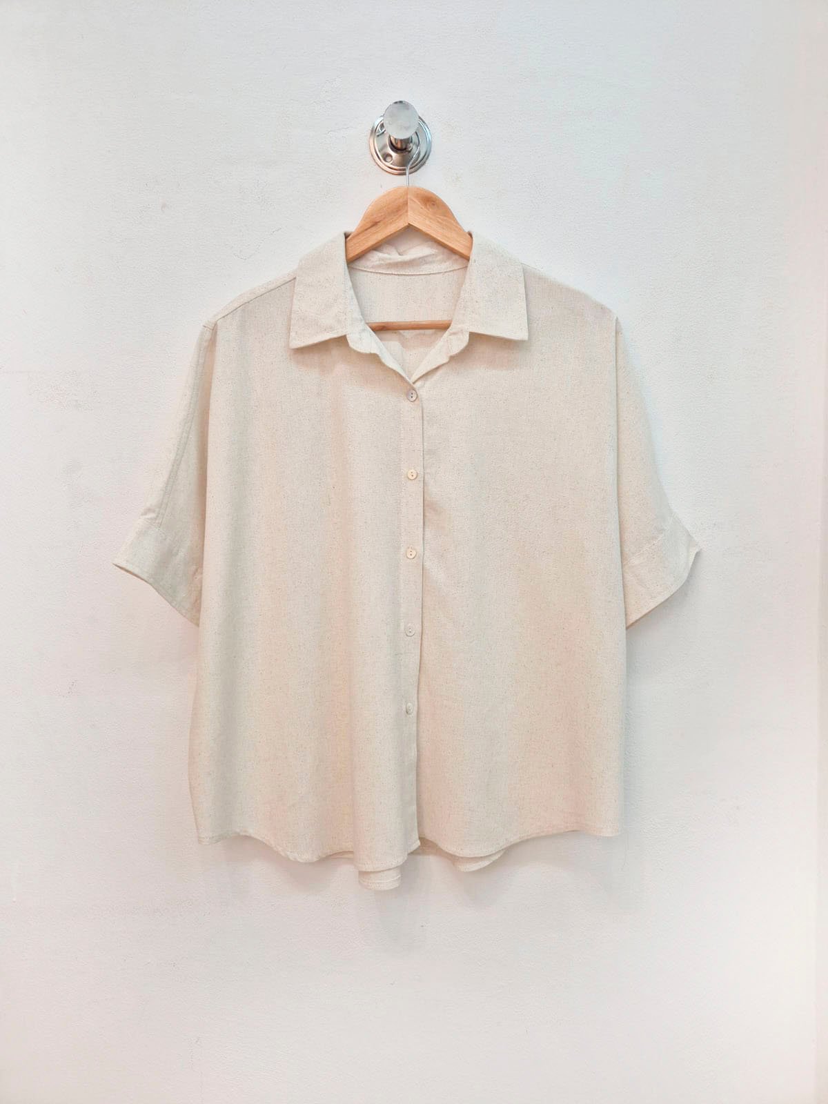 Camisa beige de lino con cuello solapa y manga corta abotonada