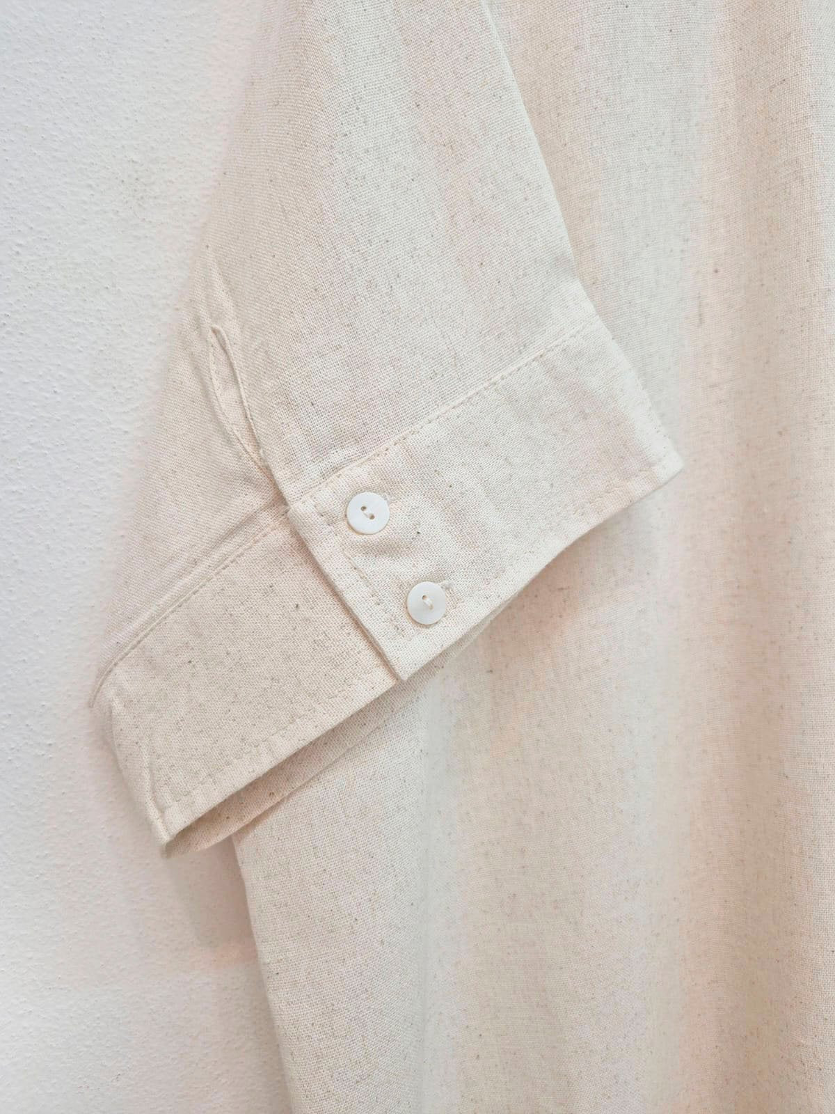 Camisa beige de lino con botones en puños y manga larga