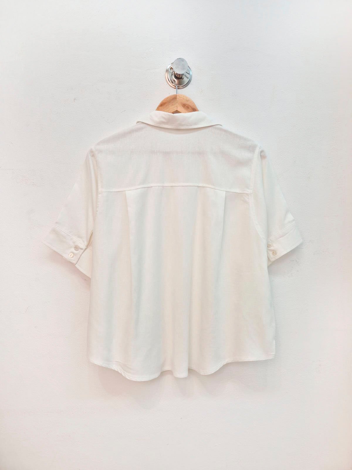 Camisa blanca de manga corta con cuello italiano y botones