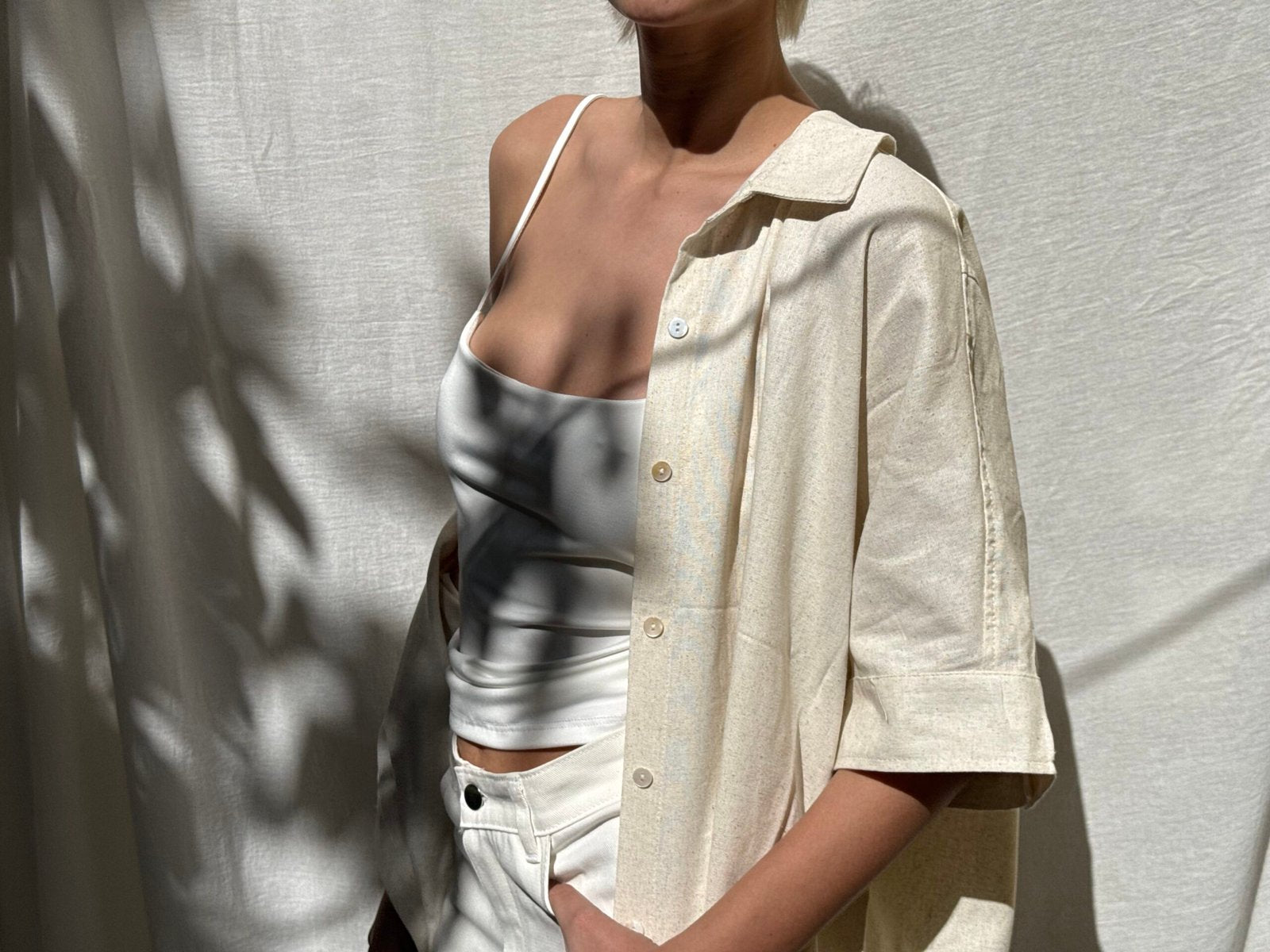 Camisa beige de lino con botones y manga tres cuartos