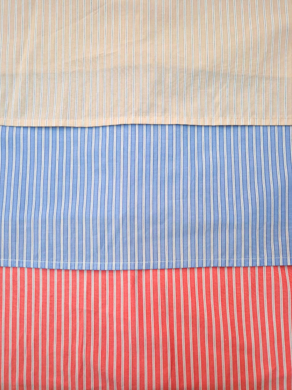 Camisa a rayas beige, azul y roja con textura acanalada