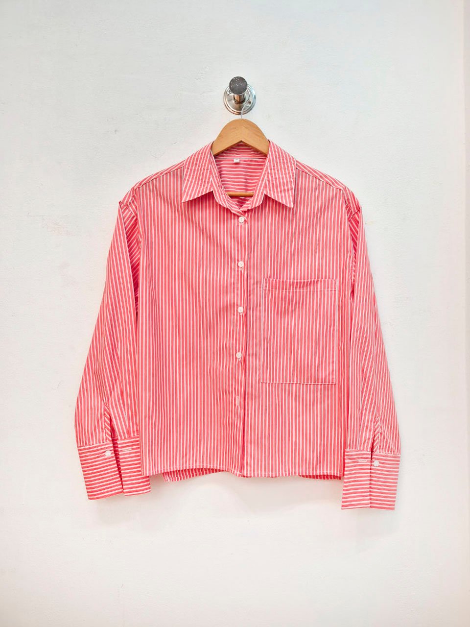 Camisa rosa coral a rayas blancas con cuello clásico y manga larga