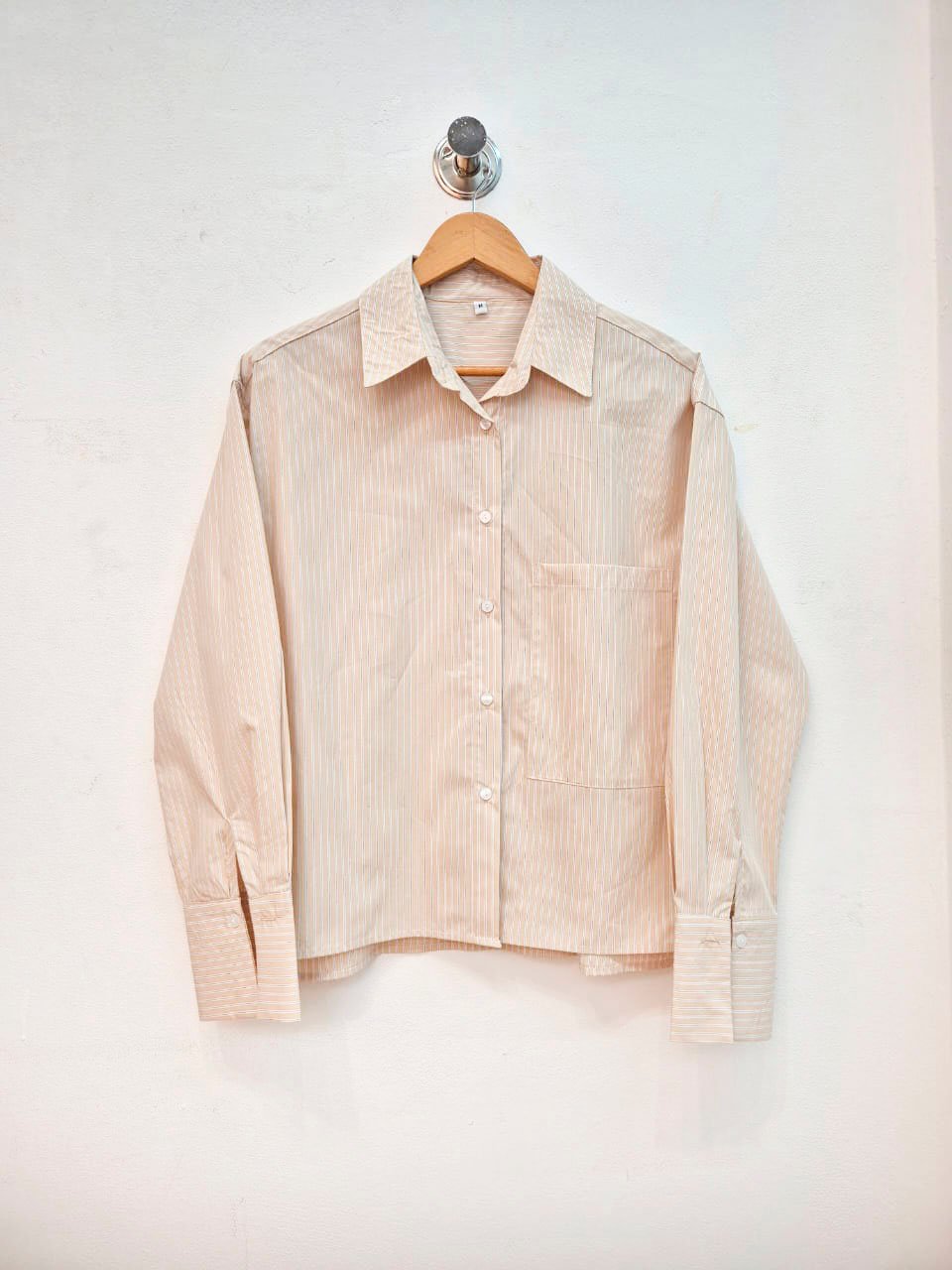 Camisa rayada beige con cuello clásico y manga larga