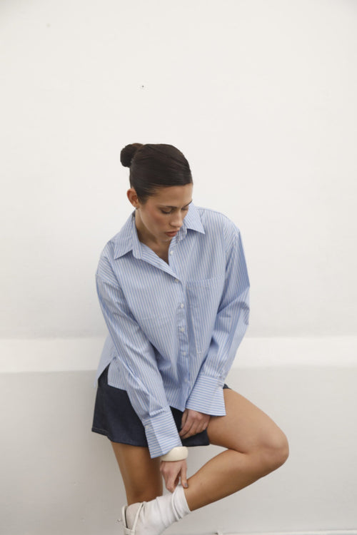 Camisa Barbara azul con rayas blancas y cuello solapa