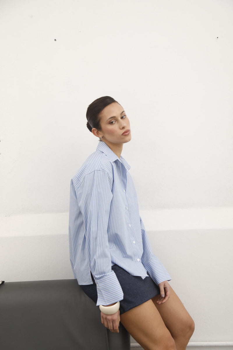 Camisa celeste a rayas blancas con botones y mangas largas