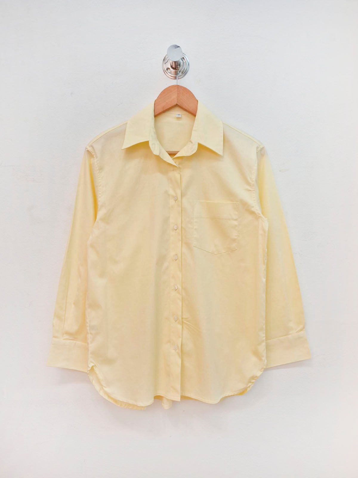 Camisa amarillo pastel de algodón con cuello clásico y manga larga
