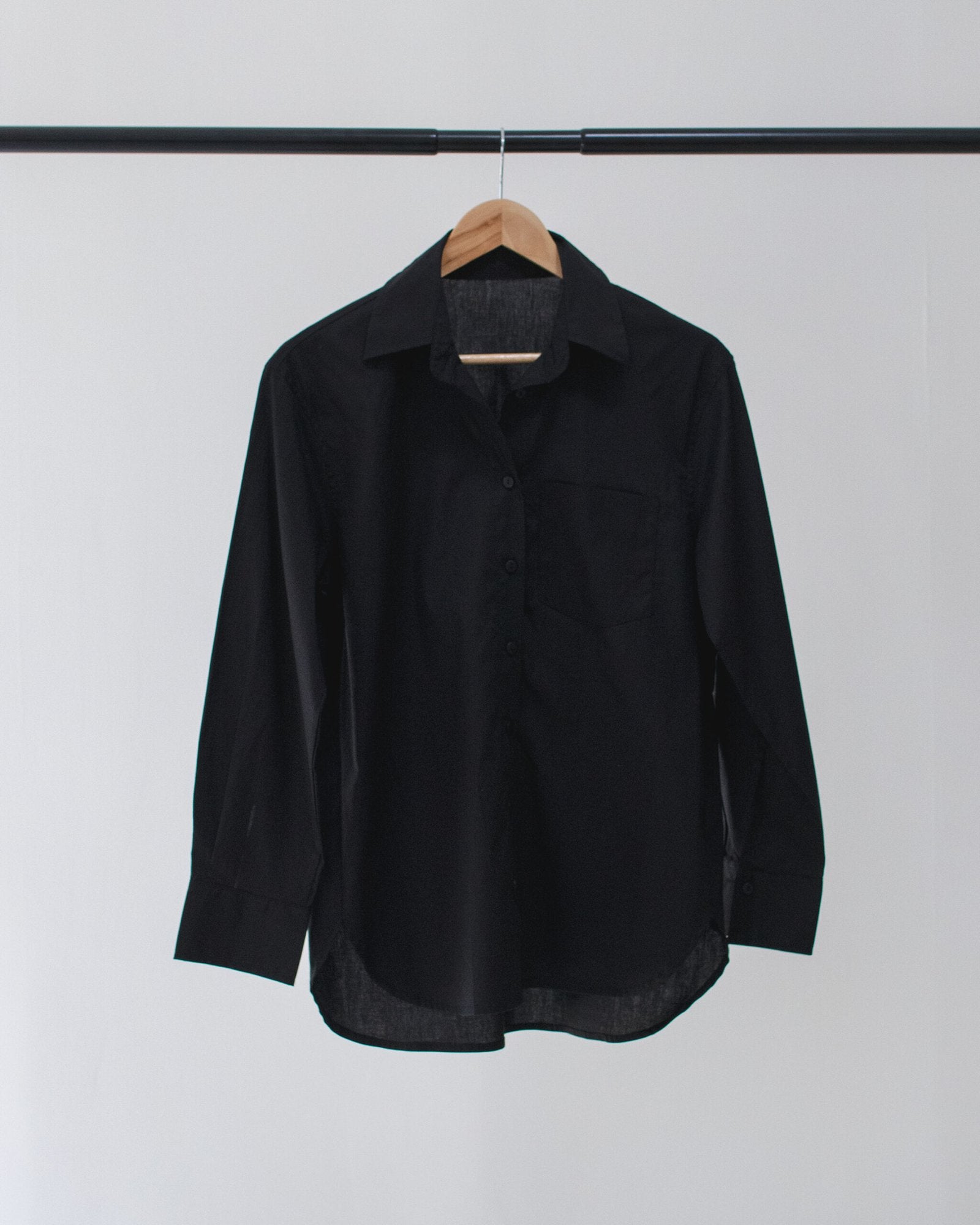 Camisa negra de denim con cuello clásico y manga larga