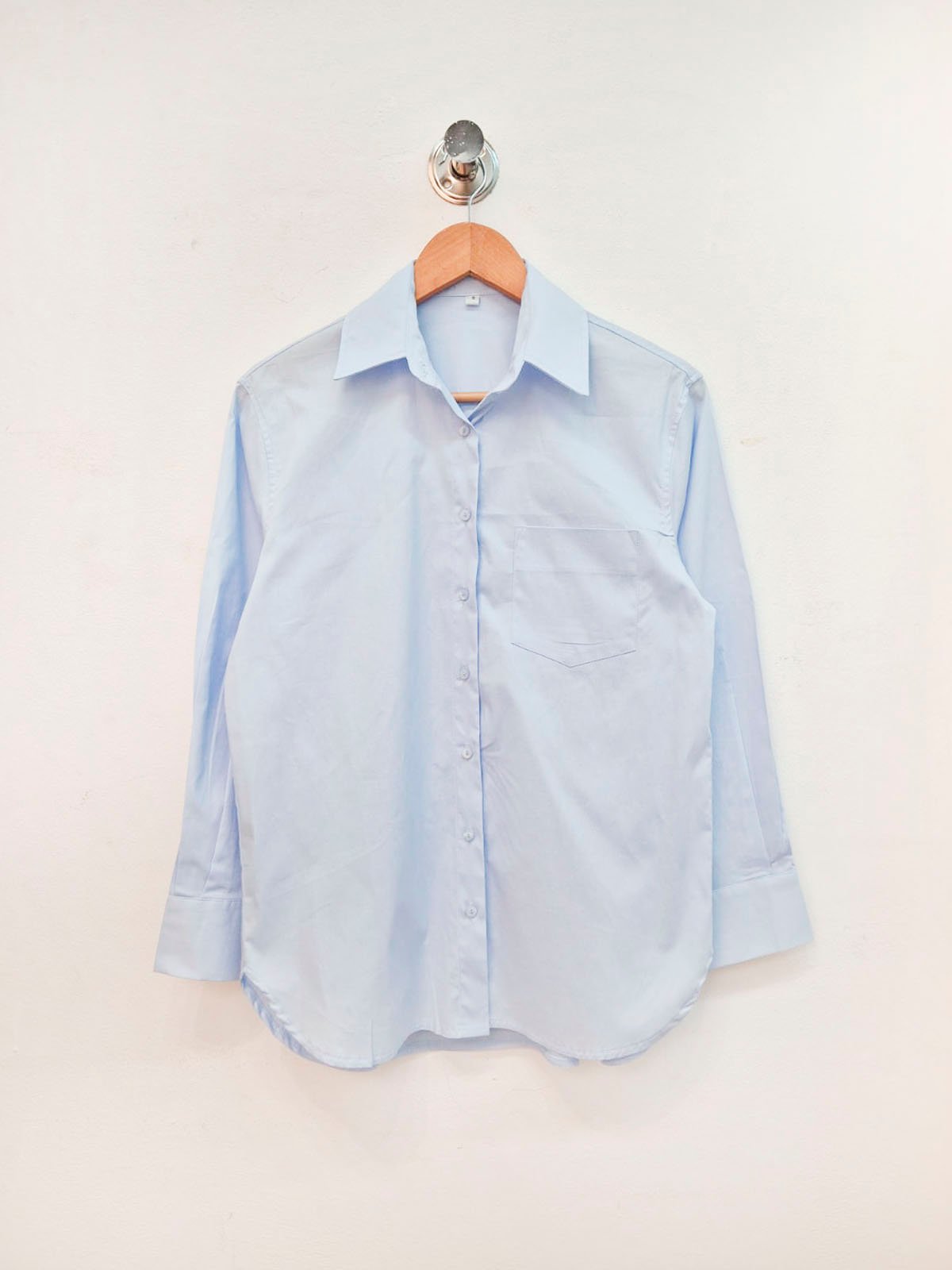 Camisa celeste de algodón con cuello clásico y manga larga