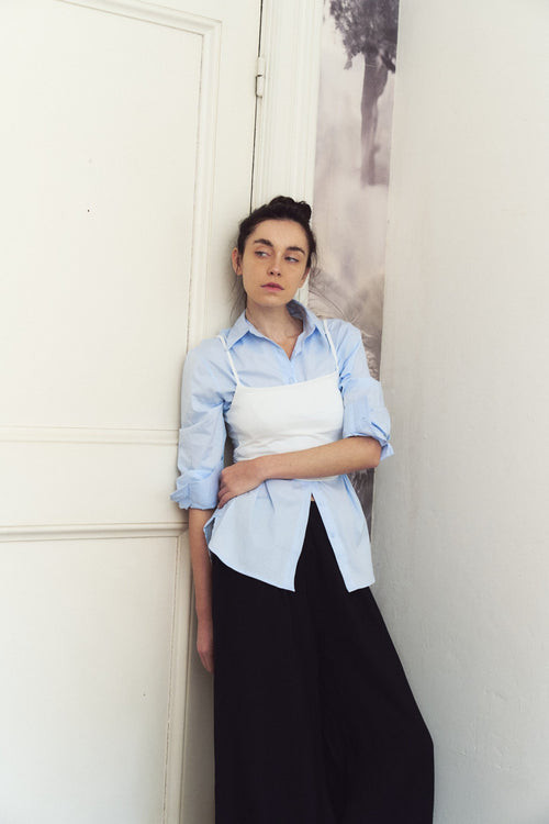 Camisa celeste de algodón con cuello clásico y manga tres cuartos