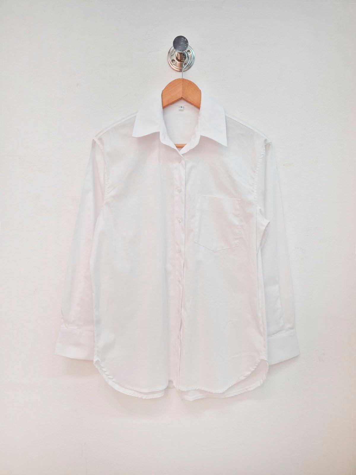 Camisa blanca de algodón con cuello clásico y manga larga